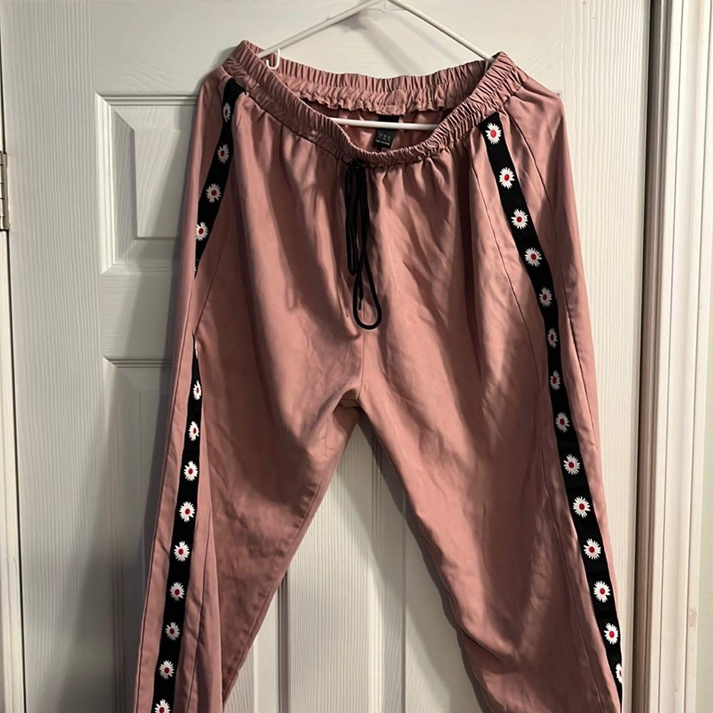 Mock Neck Tee & Daisy Print Drawstring Joggers Set